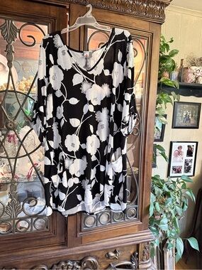 Black & White Floral V-Neck Women's Top